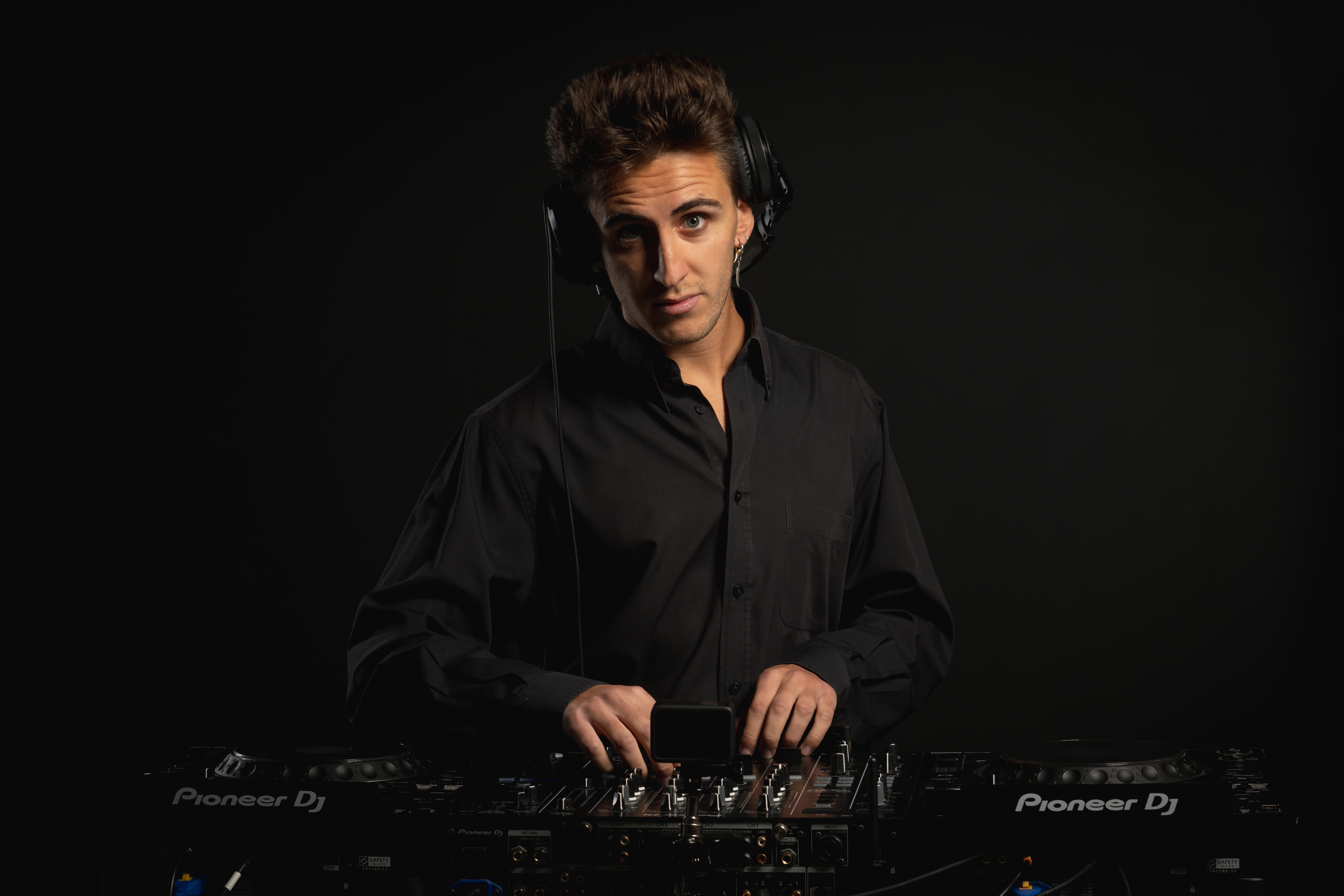 Julian Ellis in console durante un dj set